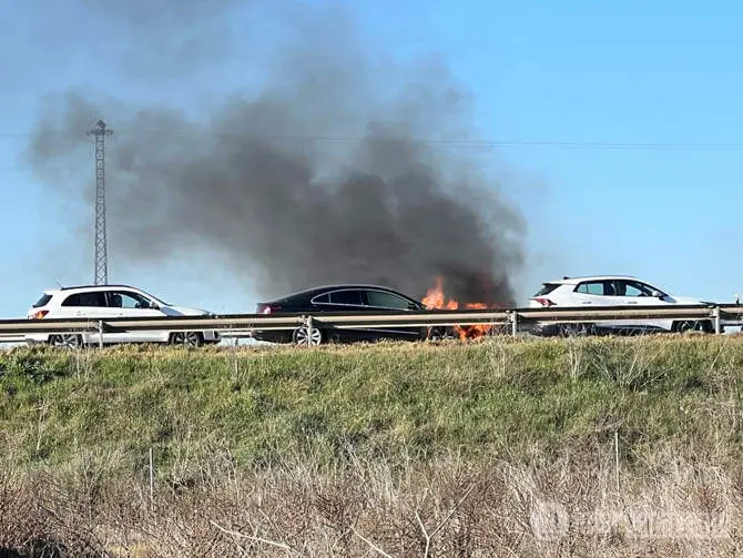 Incendio de un vehículo averiado