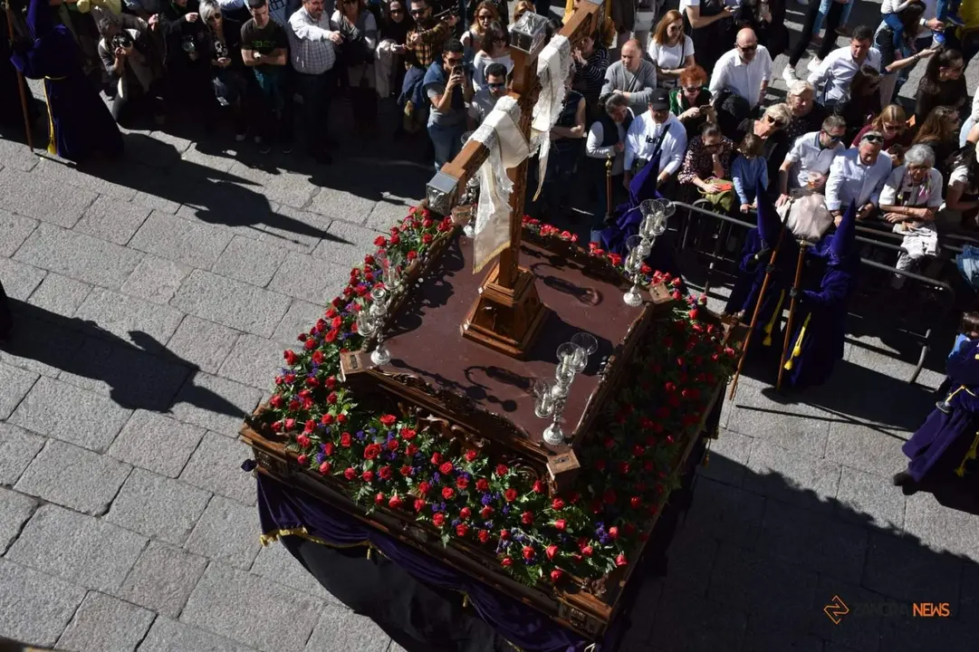 El paso de la Cruz ya sin uno de los cristales