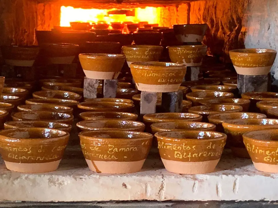 Cazuelas realizadas para el proyecto sopas de ajo solidarias. Fotografía: Alfarería La Fábrica de Pereruela