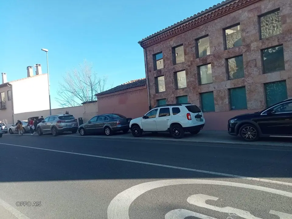 Vehículos aparcados en la acera