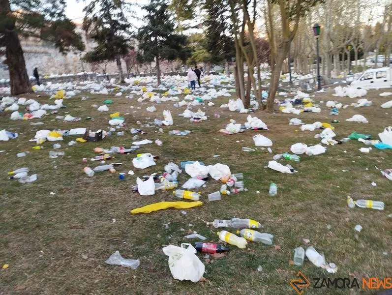  Restos de basura en San Martín tras el botellón (2)