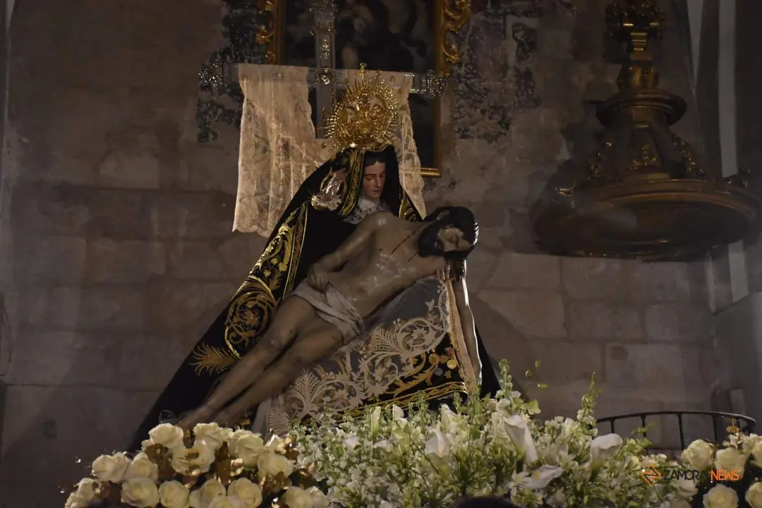 Nuestra Madres de las Angustias desfila en la noche del Viernes Santo_42