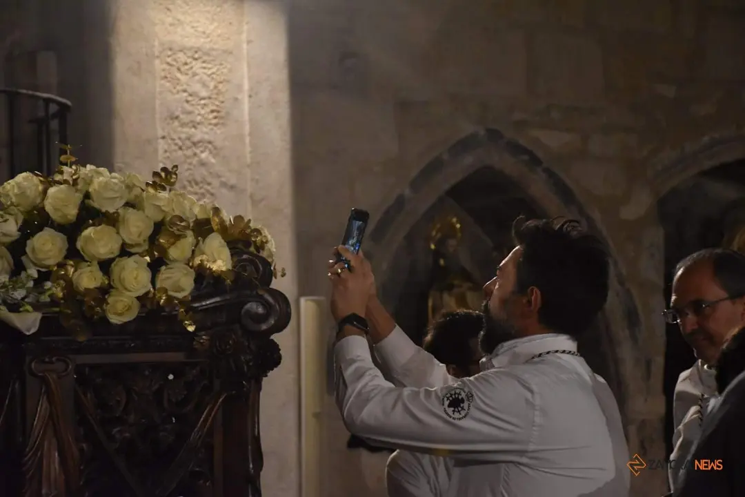 Nuestra Madres de las Angustias desfila en la noche del Viernes Santo_38