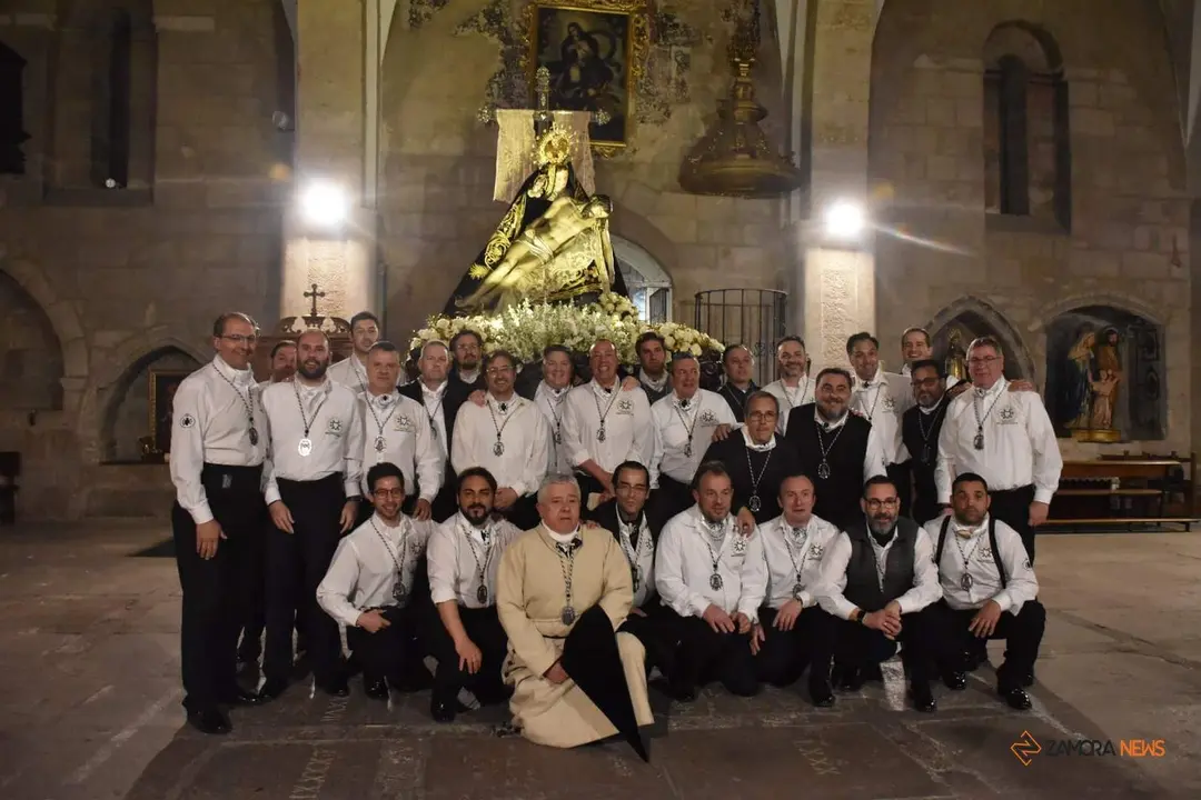 Nuestra Madres de las Angustias desfila en la noche del Viernes Santo_36