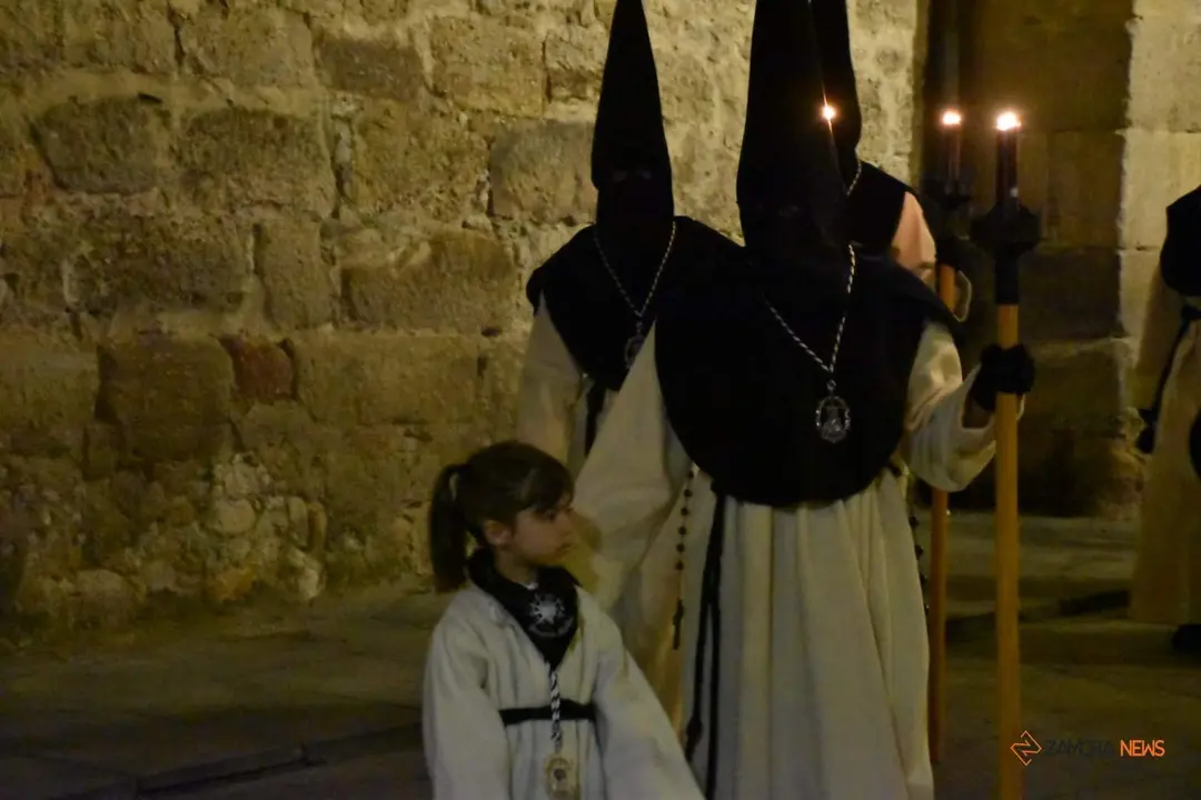 Nuestra Madres de las Angustias desfila en la noche del Viernes Santo_20