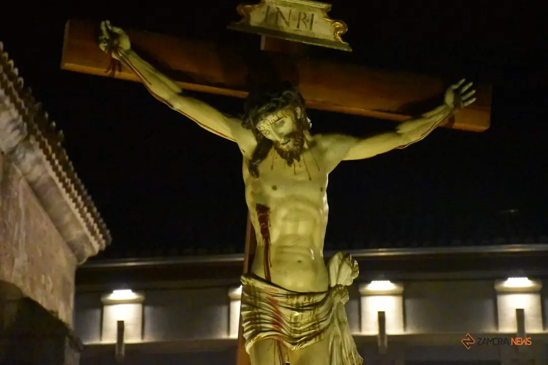 Nuestra Madres de las Angustias desfila en la noche del Viernes Santo_17