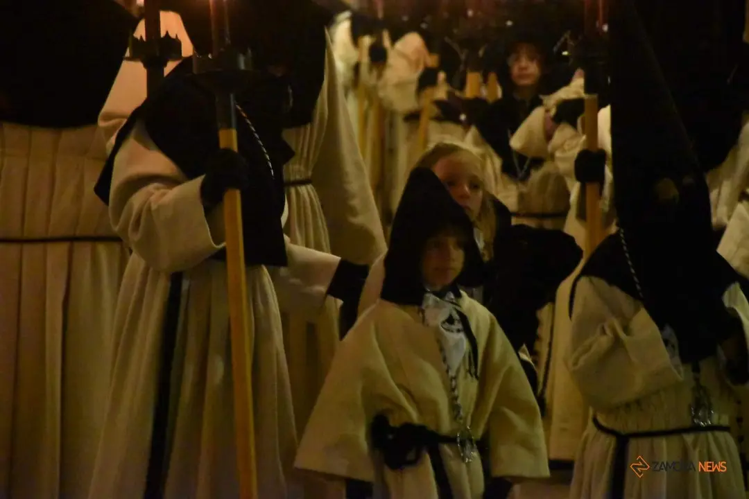 Nuestra Madres de las Angustias desfila en la noche del Viernes Santo_14