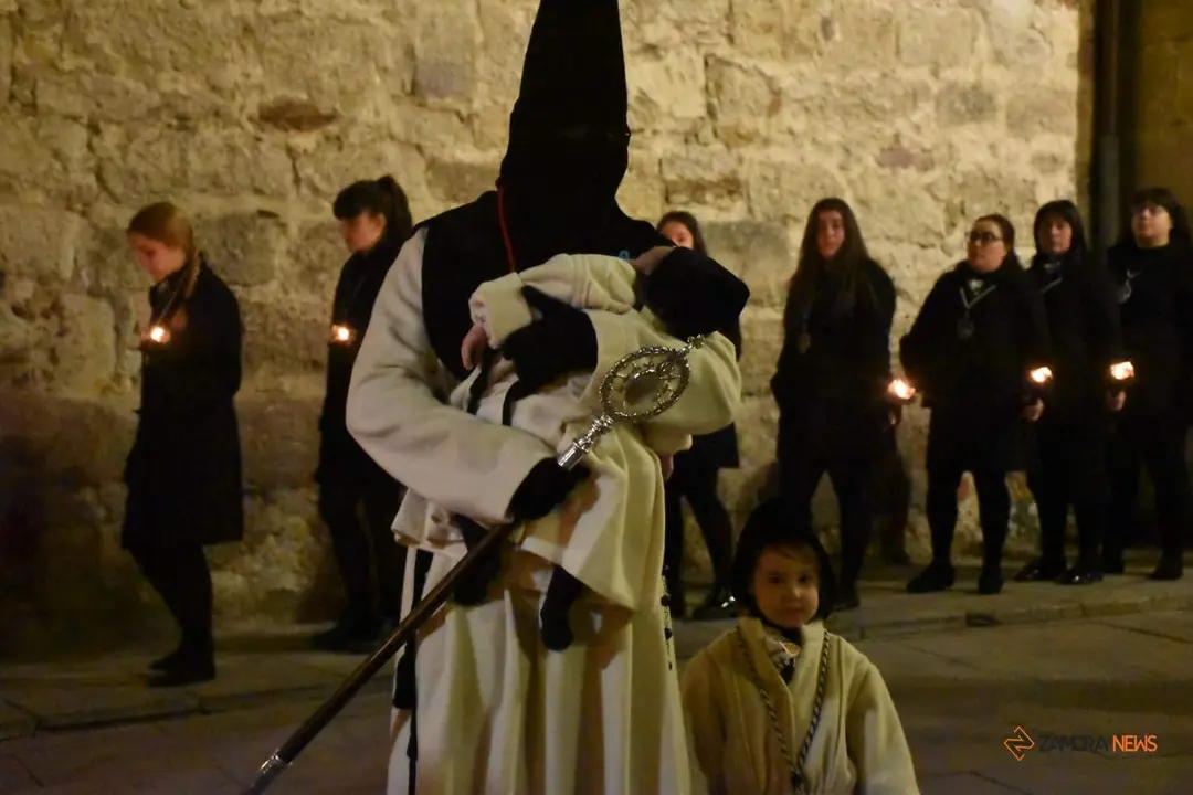 Nuestra Madres de las Angustias desfila en la noche del Viernes Santo_10