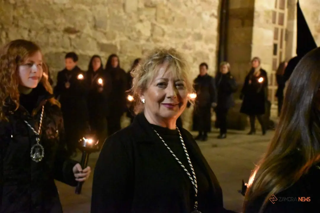 Nuestra Madres de las Angustias desfila en la noche del Viernes Santo_8