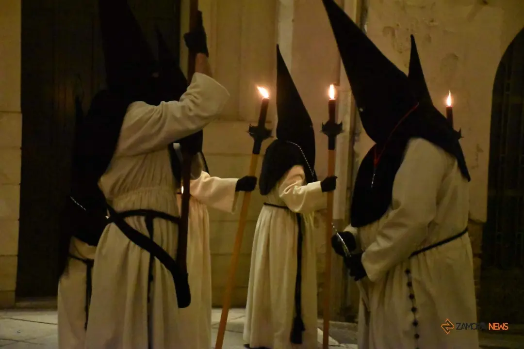 Nuestra Madres de las Angustias desfila en la noche del Viernes Santo_2