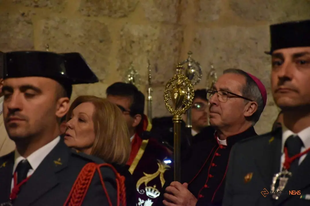 Nuestra Madres de las Angustias desfila en la noche del Viernes Santo_28