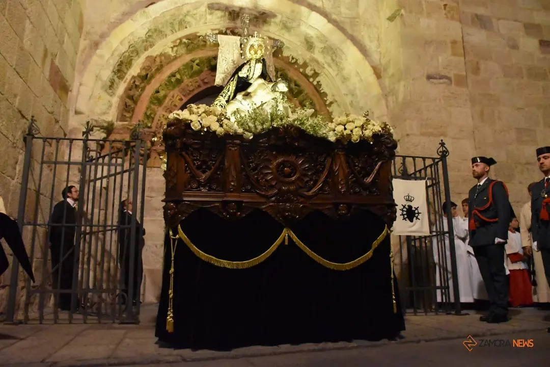 Nuestra Madres de las Angustias desfila en la noche del Viernes Santo_27