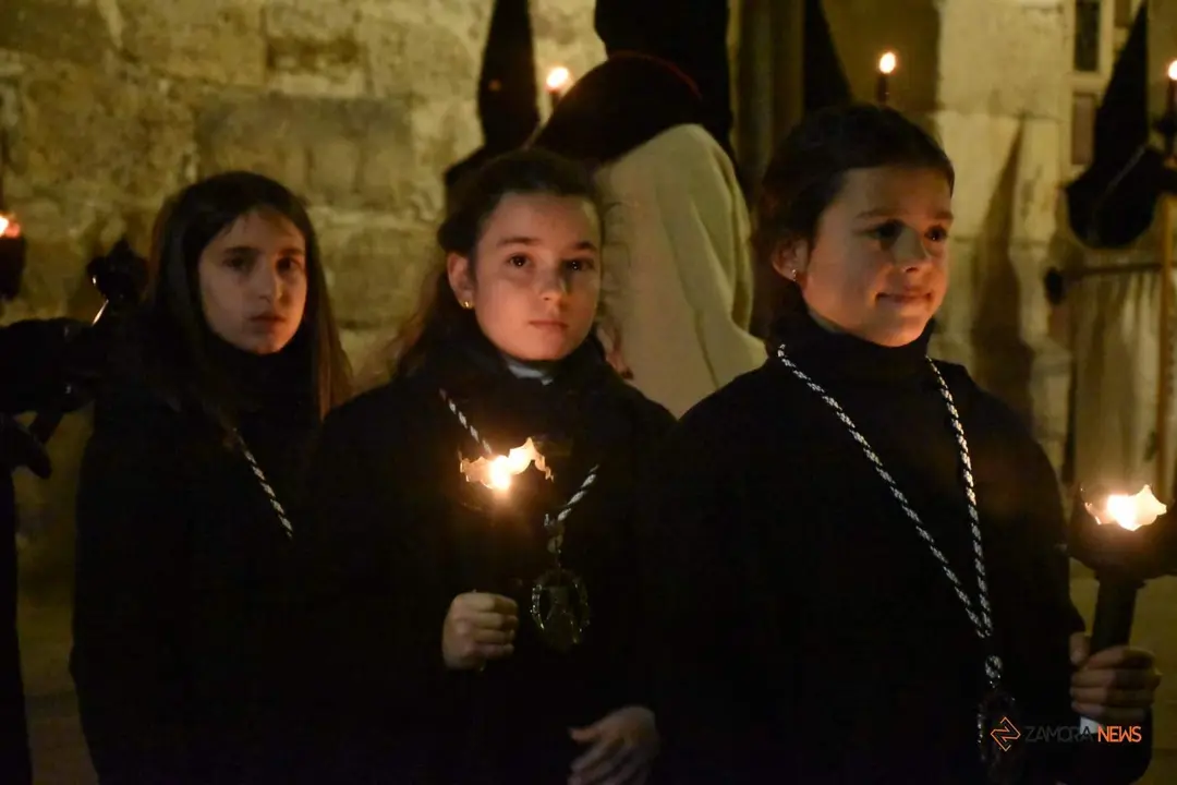 Nuestra Madres de las Angustias desfila en la noche del Viernes Santo_6