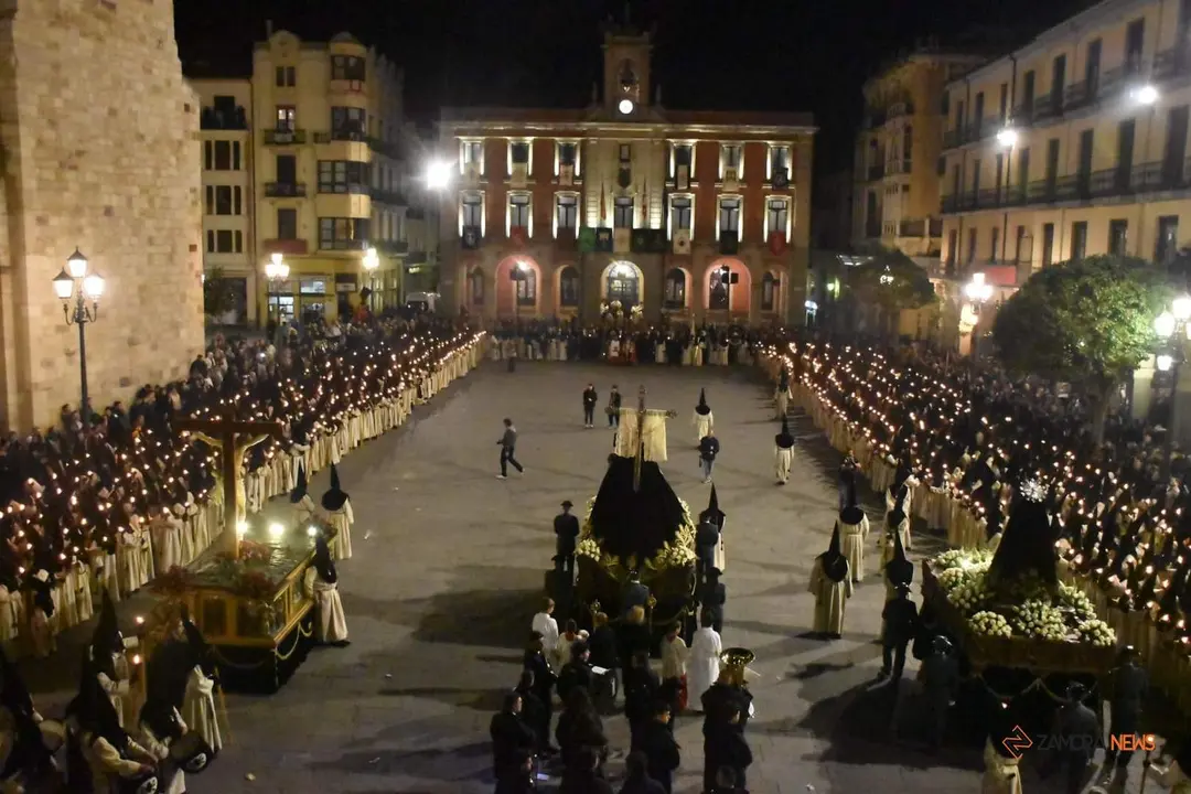 Nuestra Madres de las Angustias desfila en la noche del Viernes Santo