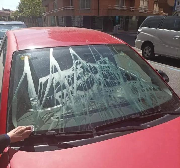 Estado en el que ha quedado la luna de un coche en la calle Pablo Morillo