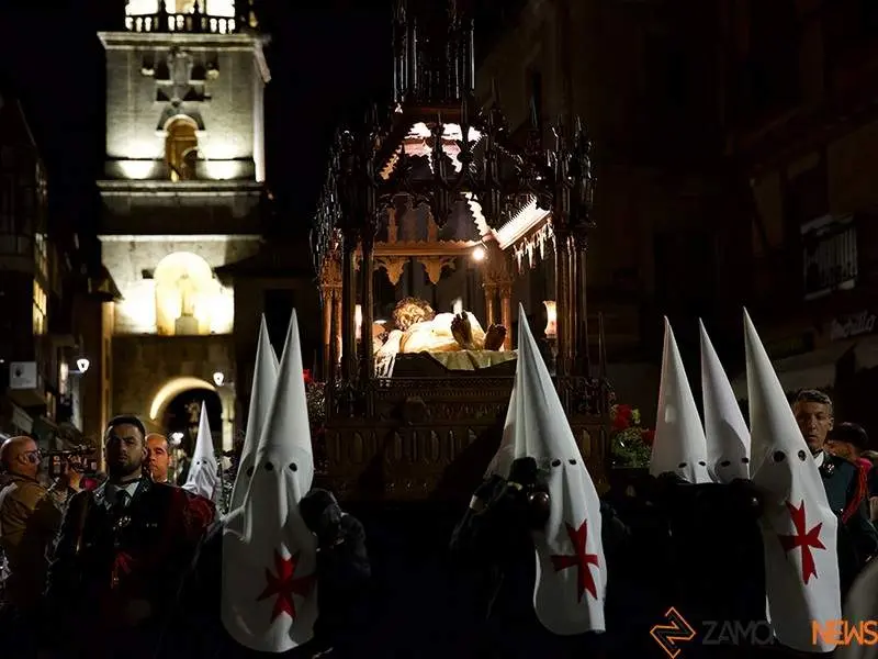 Toro se viste de luto para despedir a Jesús