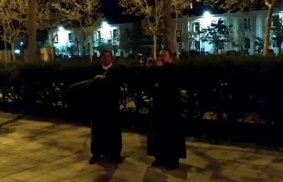 Captura de pantalla del Merlú tocando frente al edificio de Los Bloques