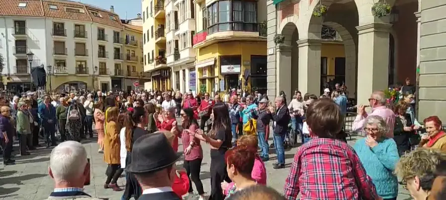 Zamoranos bailan al ritmo de la jota en la Plaza Mayor en este Domingo de Resurrección