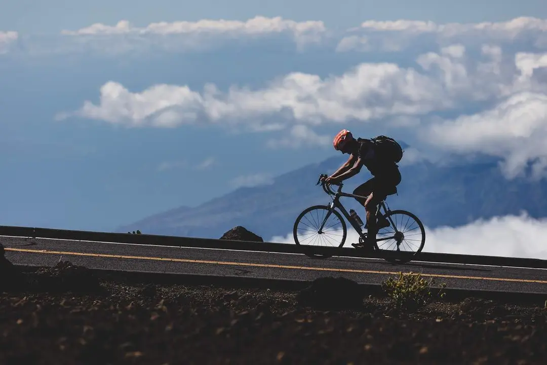 Fotografía de archivo. Ciclista en la carretera