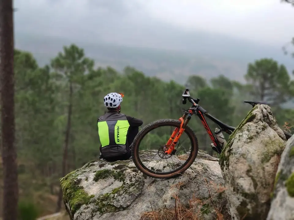 Fotografía de archivo ciclista en ruta de montaña