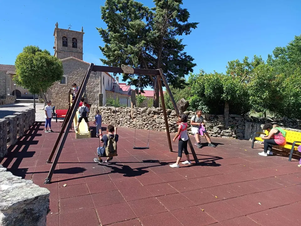 Menores jugado en el parque infantil de Villar del Buey. Fotografía: CRA Tierras de Sayago
