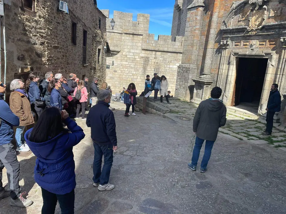 Turistas en la ermita de San Cayetano en Puebla de Sanabria