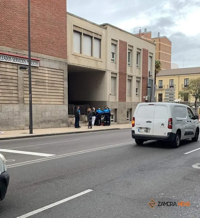 La Policía Municipal acude al rescate de un perro perdido_2