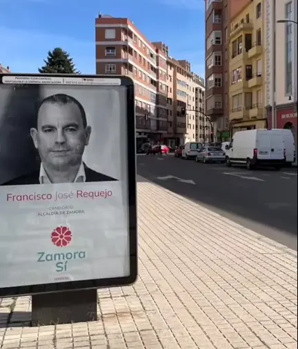 Uno de los mupis de las paradas de autobús
