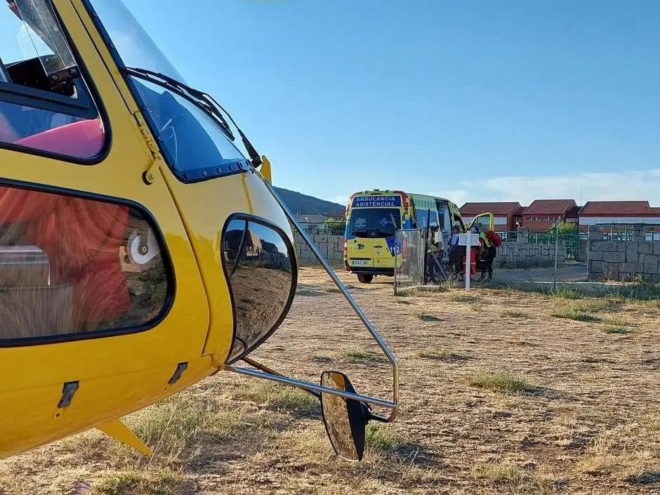 El helicóptero del 112 y una ambulancia asisten en un accidente. Fotografía: 112 CyL