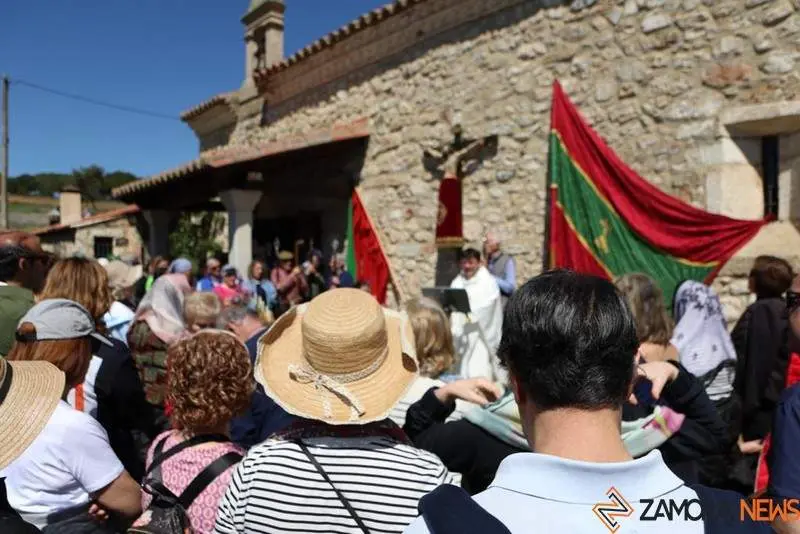 Cientos de zamoranos disfrutan del buen tiempo en Valderrey (6)