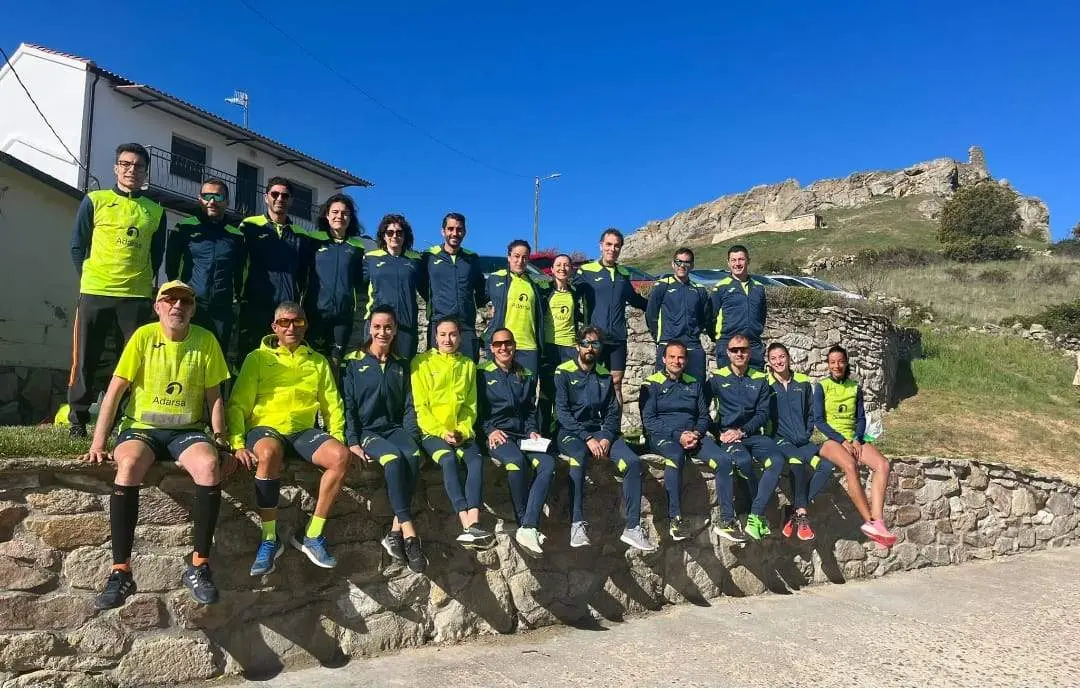 El quipo del CD Zamora Corre - Adarsa en la carrera de Peñausende