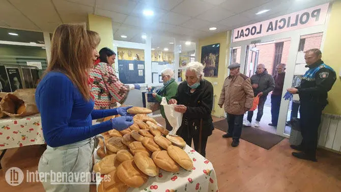 Tradicional reparto de panes de La Veguilla. Fotografía: Interbenavente.es