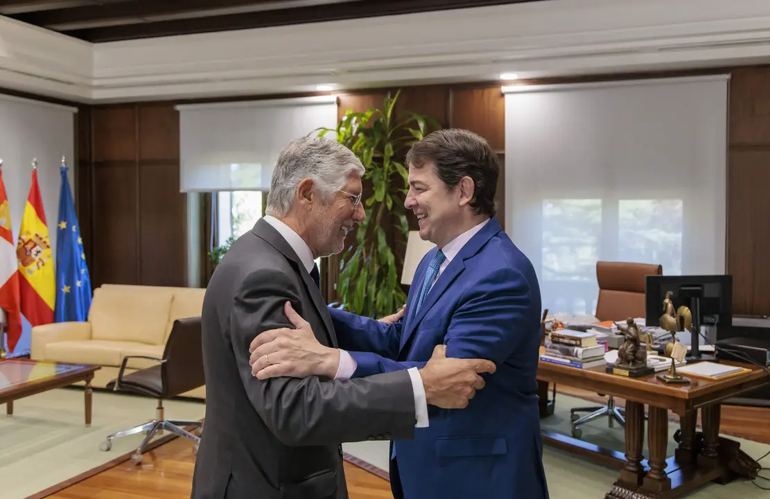 El presidente de la Junta de Castilla y León, Alfonso Fernández Mañueco, y el embajador de Portugal en España, Joâo Mira Gomes