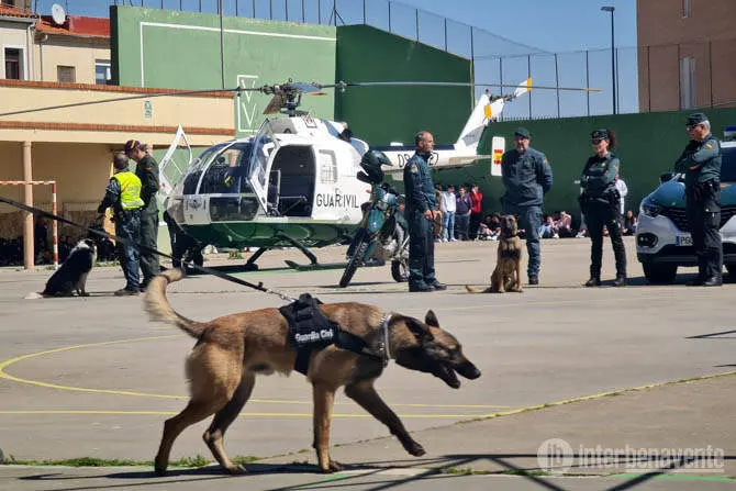 Exhibición de la Guardia Civil  en el colegio Virgen de la Vega de Benavente