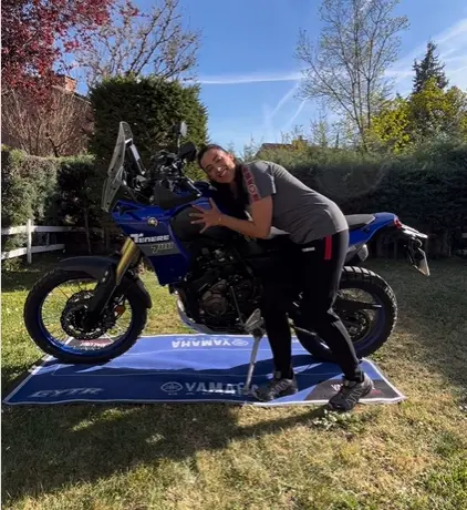 Sara García con su moto para la temporada 2023