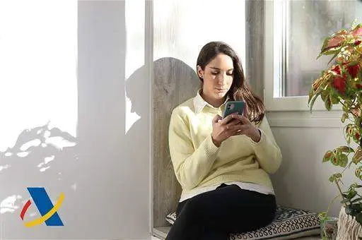 Una usuaria de la app de la Agencia Tributaria (AEAT)
