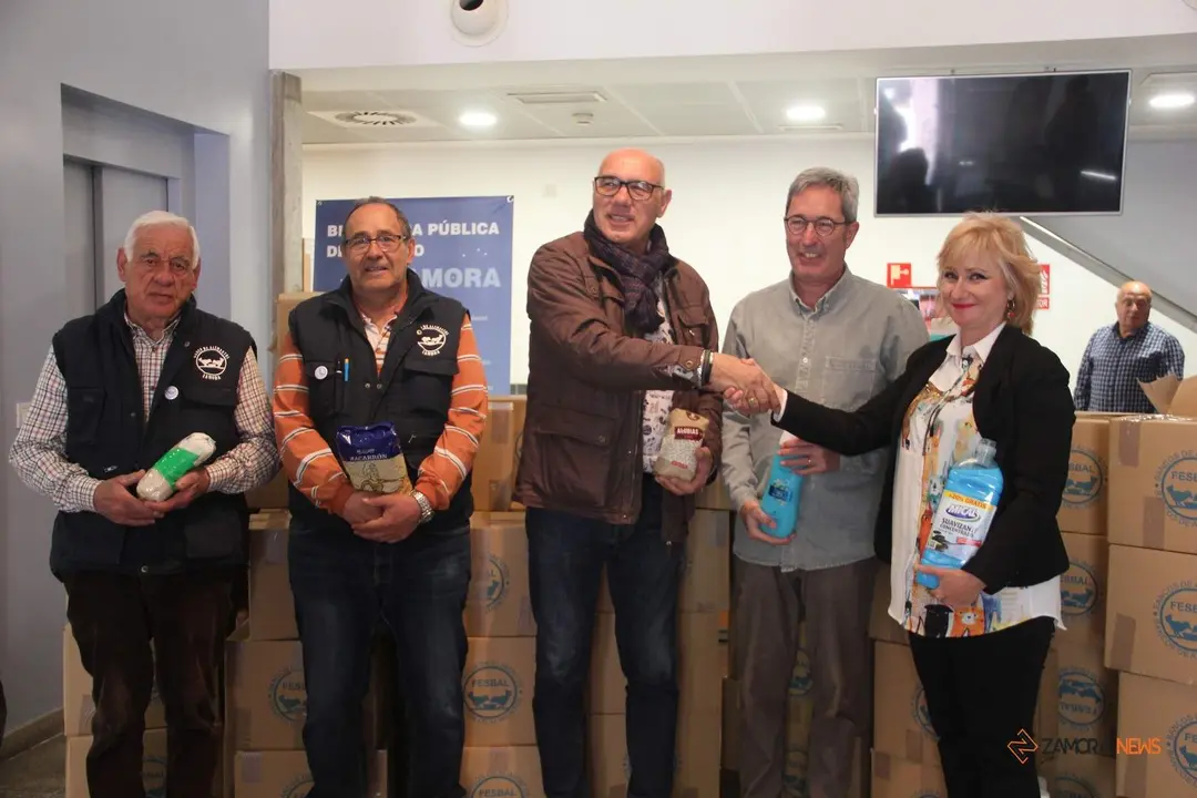 Donativo Biblioteca Pública de Zamora al Banco de Alimentos
