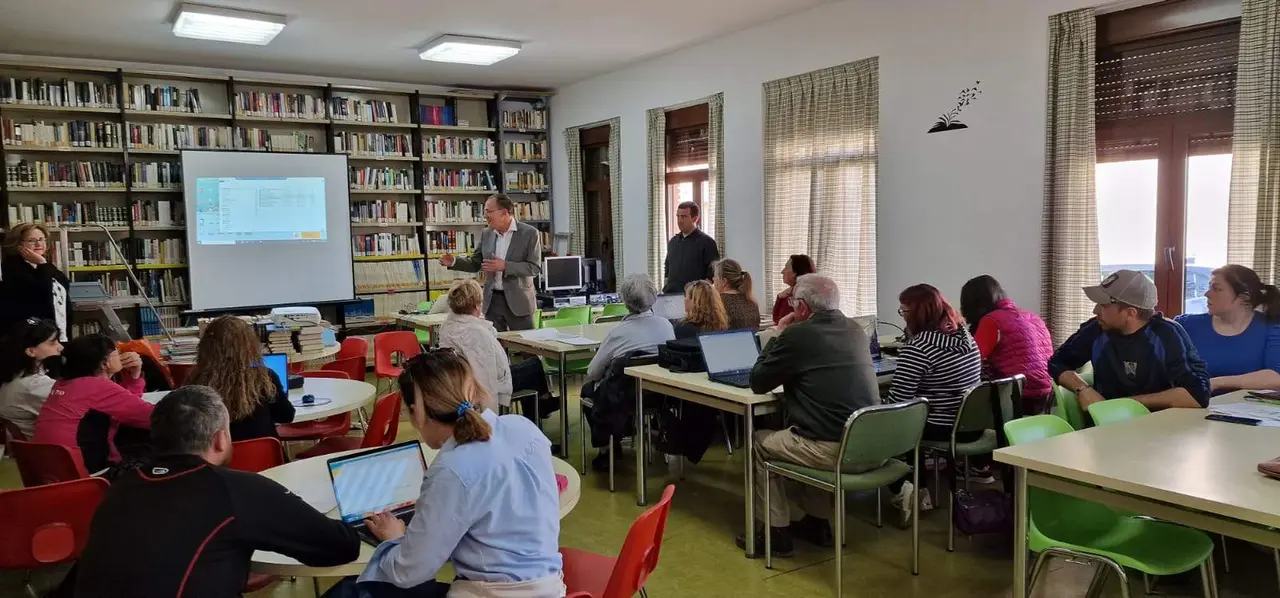 Explicación del servicio 'La administración cerca de ti' a los vecinos de Morales de Toro