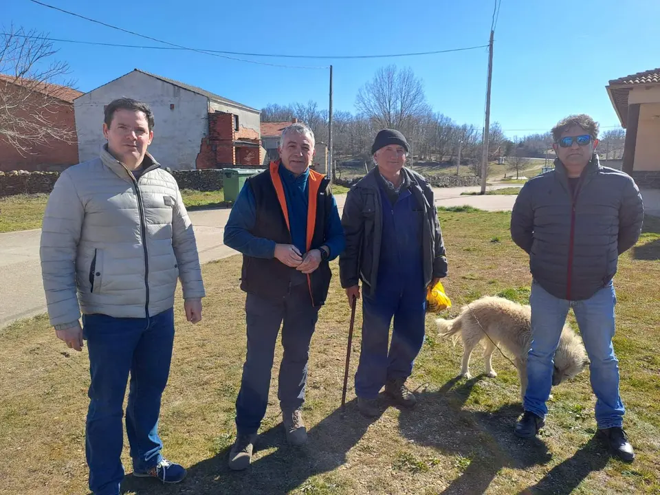 Ángel Carballés, segundo por la izquierda, junto a los alcaldes y diputados provinciales socialistas de Tábara,
Antonio Juárez, y Ángel Calleja, en una reciente visita a Mahíde