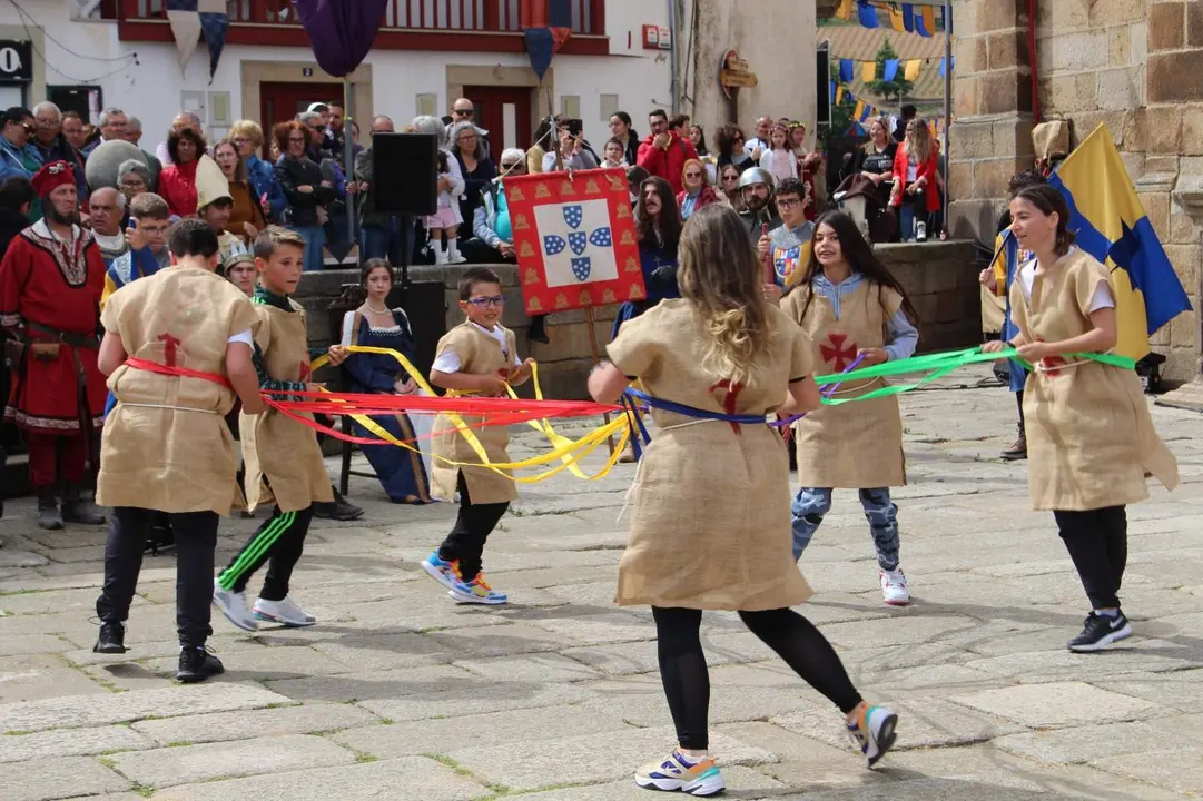 Escolares de Zamora y Portugal participan en la X Feria Medieval de Torre de Moncorvo. Actuación Almaraz