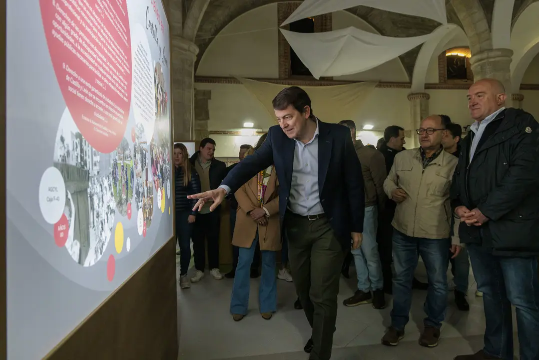 El presidente de la Junta, Alfonso Fernández Mañueco, en la exposición por el 40 aniversario de la batalla de Villalar