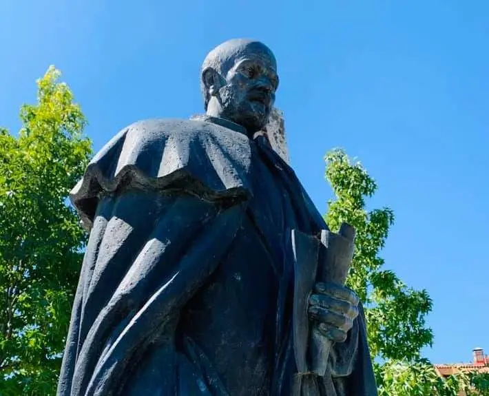 Escultura en homenaje a León Felipe en Tábara