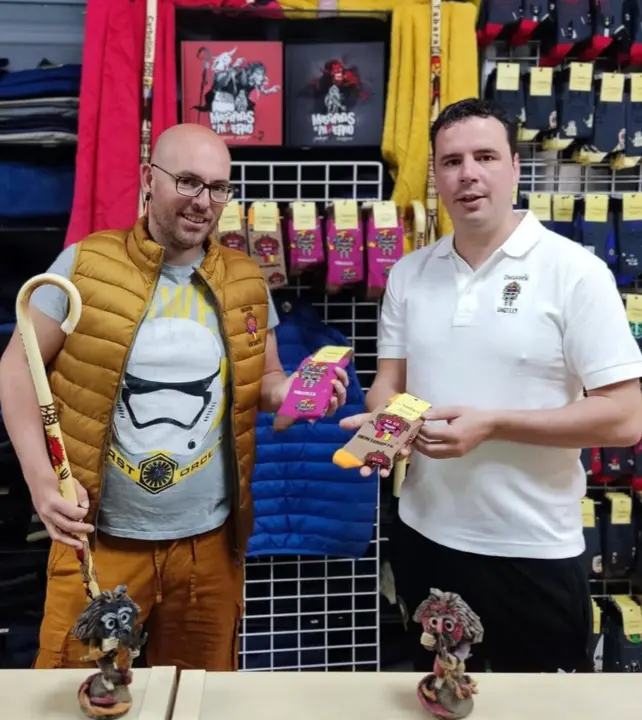 La familia Genicio, de Santiago Textil, con los primeros modelos de las mascaradas de Zamora