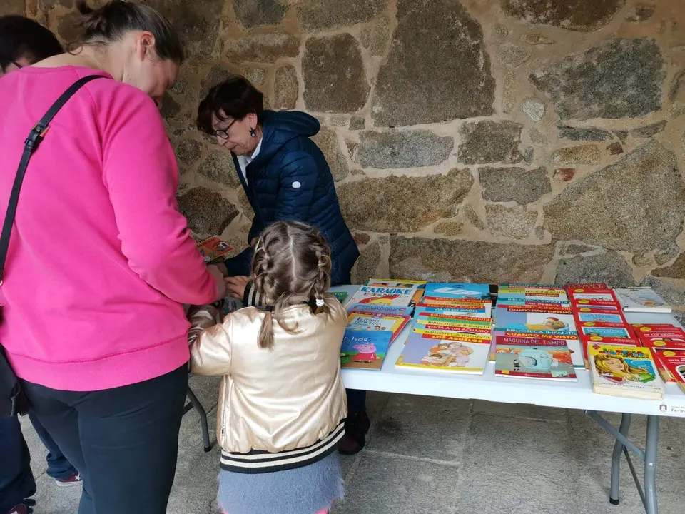 Reparto gratuito de libros en la Plaza Mayor de Fermoselle. Fotografía: Ayuntamiento de Fermoselle