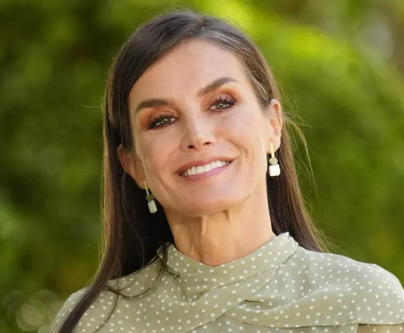 La reina Letizia durante el acto de entrega de los premios Cervantes con unos pendientes diseñados por Pepe Alba. Fotografía: Vanity Fair