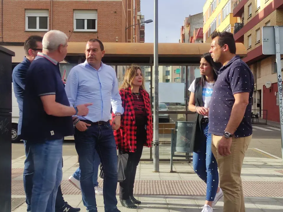 Francisco Requejo, candidato a la Alcaldía de Zamora por Zamora Sí, visita el barrio de La Candelaria junto a parte de su equipo (2)