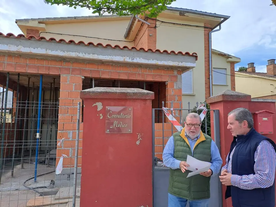 José Hernández y Porfirio Domínguez en su visita a las obras del Consultorio Médico de Villaralbo