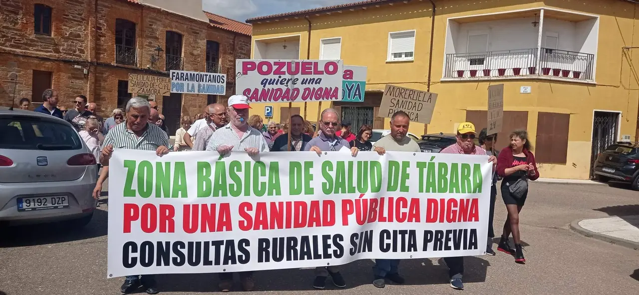 La Plataforma por una Sanidad Pública Digna de la Zona Básica de Salud de Tábara estrena nueva pancarta durante su protesta semanal. Fotografía: CEDIDA