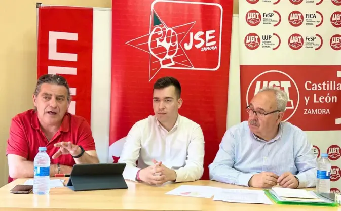 De izquierda a derecha: Toño Salvador (CC. OO.), Emilio Ferrero (JSE-Zamora) y Ángel 
del Carmen (UGT)