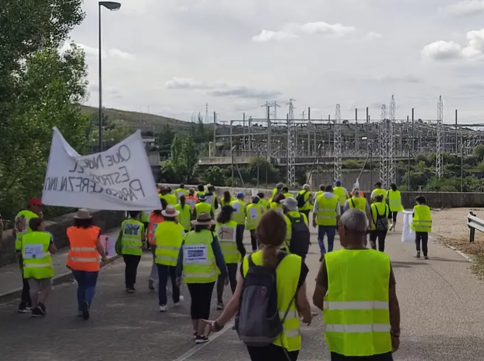 Grupo de vecinos y vecinas durante la marcha desde Ricobayo de Alba a Muelas del Pan
